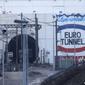 Terowongan Channel yang menghubungkan Inggris dan Prancis resmi tersambung pada 1 Desember 1990 (AP)