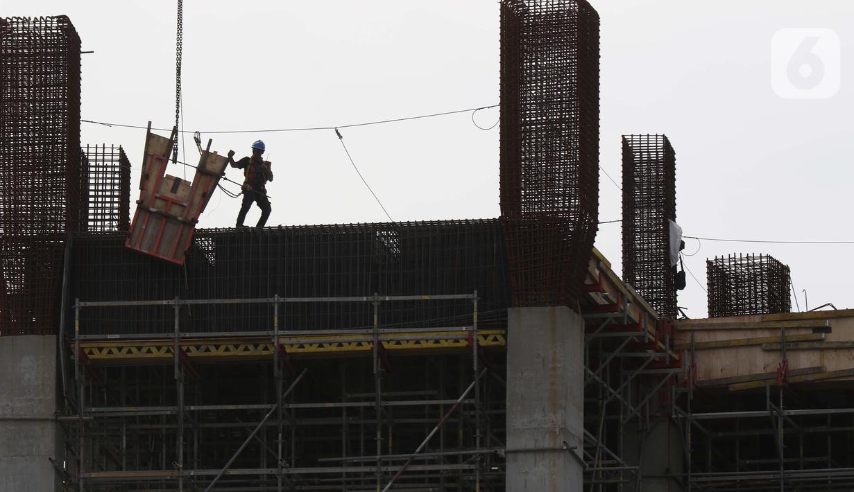 Aktivitas pekerja konstruksi pembangunan Jakarta International Stadium, Jumat (23/10/2020). Hingga pekan ke-59, progres konstruksi Jakarta International Stadium sudah mencapai 31,89 persen dan ditarget akan selesai pada akhir 2021. (Liputan6.comHelmi Fithriansyah)