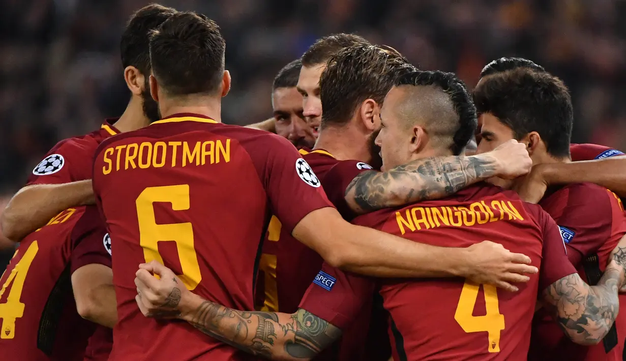 Para pemain AS Roma merayakan gol yang dicetak Stephen El Shaarawy ke gawang Chelsea pada laga Liga Champions di Stadion Olimpico, Roma, Selasa (31/10/2017). Roma menang 3-0 atas Chelsea. (AFP/Alberto Pizzoli)