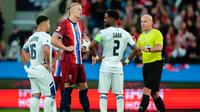 Penyerang Timnas Norwegia, Erling Haaland, memegang bola sebelum melakukan tendangan penalti dalam pertandingan Kualifikasi Piala Dunia antara Norwegia dan Israel di Oslo, 11 Oktober 2025. (Jonas Been Henriksen/NTB Scanpix via AP)
