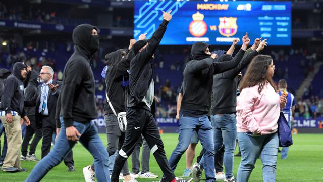 Foto: Momen Pemain Barcelona Dikejar-kejar Suporter Espanyol