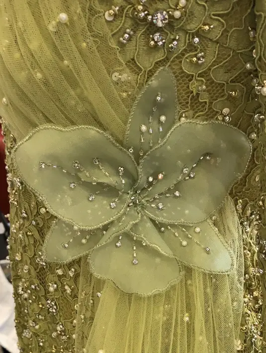Salah satu detail yang mencuri perhatian pada kebaya Lesti ialah aksen bunga Cattleya yang berada di bagian pinggang. Membuat kebaya ini semakin indah. Instagram @renzilazuardi.
