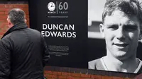 Peringatan 60 tahun kecelakaan pesawat terbang yang menewaskan mayoritas skuat Manchester United, salah satunya Duncan Edwards. (AFP/Paul Ellis)