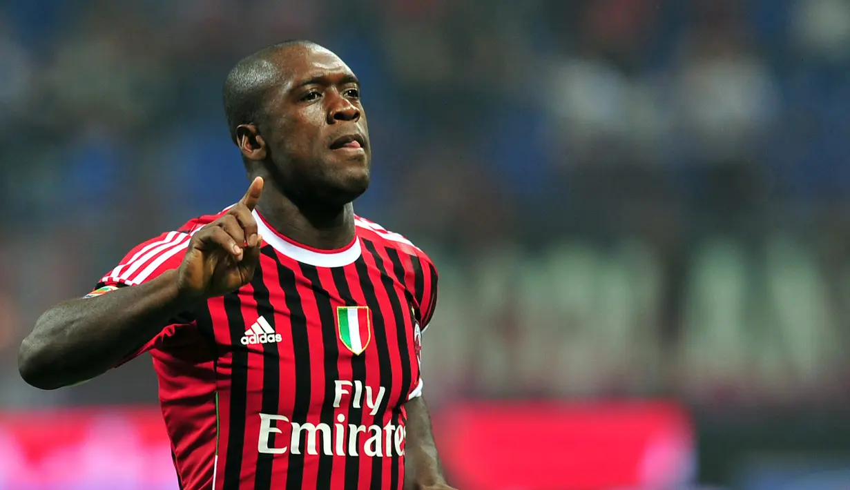 Clarence Seedorf merupakan salah satu jendral lini tengah yang pernah dimiliki AC Milan. Tidak hanya piawai dalam mengatur serangan namun mantan pemain Ajax ini juga handal dalam memutus serangan lawan. (AFP/Giuseppe Cacace)