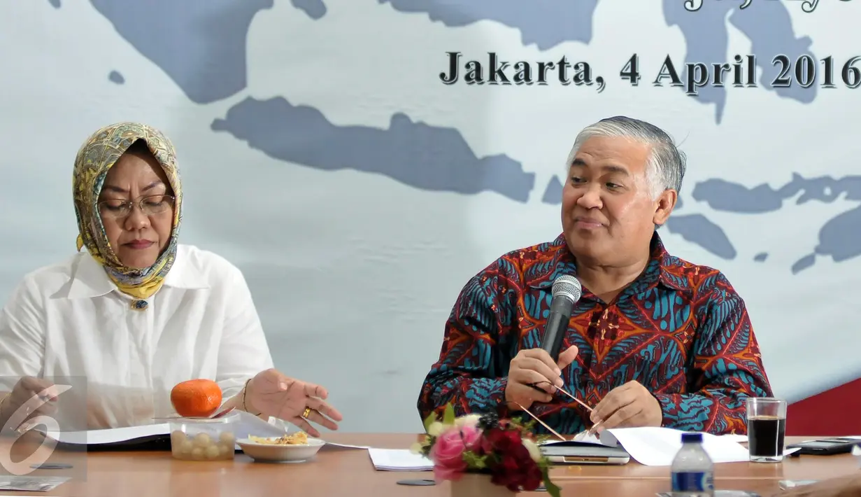 Din Syamsuddin (kanan) dan Siti Zuhro saat deklarasi Dewan Nasional Pergerakan Indonesia Maju (PIM) di Jakarta, Senin (4/4/2016). Din Syansuddin menjadi Ketua dari Dewan Nasional Pergerakan Indonesia Maju. (Liputan6.com/Johan Tallo)