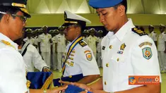 Citizen6, Surabaya: Dankobangdikal meyerahkan penghargaan kepada lulusan terbaik dari Program Pendidikan Pembekalan Matra (Dikbekmatra) TNI AL 2011. (Pengirim: Penkobangdikal)