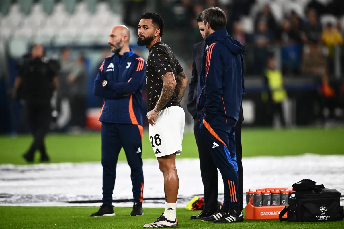 Pemain Juventus Douglas Luiz