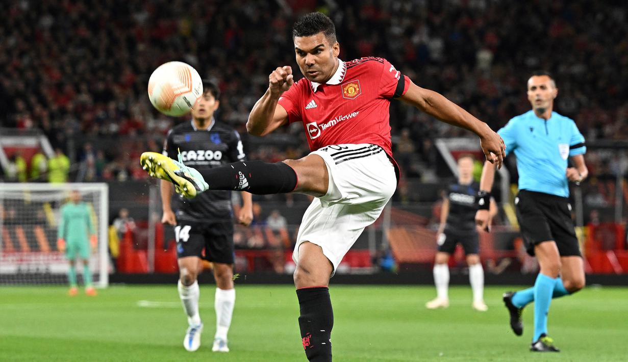 Kontribusi Casemiro di lini tengah Manchester United sangat vital. Itulah mengapa pelatih Brasil, Tite memanggil pemain berusia 30 tahun itu. Mantan pemain Real Madrid ini sudah membukukan 16 kali tampil disemua ajang bersama Setan Merah dengan mengemas satu gol dan satu assist. (AFP/Oli Scarff)