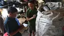 Banyak para pengumpul barang bekas datang ke lapak Karno untuk menjual limbah, salah satunya pak Darus (57). (Liputan6.com/Angga Yuniar)