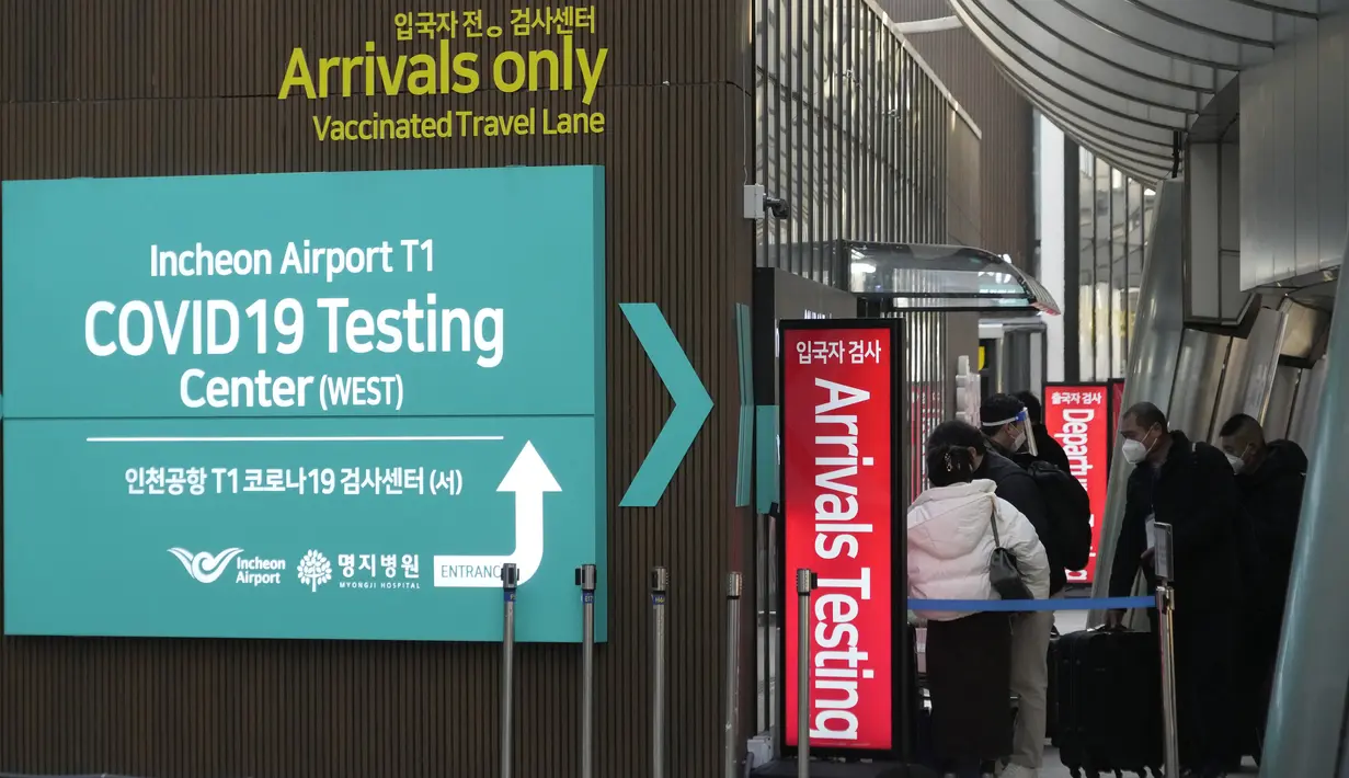 Penumpang yang datang dari China memasuki pusat pengujian COVID-19 di Bandara Internasional Incheon di Incheon, Selasa (10/1/2023). China menangguhkan visa pada Selasa bagi warga Korea Selatan yang datang ke negara itu untuk pariwisata atau bisnis sebagai pembalasan yang nyata untuk persyaratan pengujian COVID-19 pada pelancong China. (AP Photo/Ahn Young-joon)