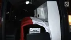 Peti jenazah Bripda Wahyu Catur Pamungkas saat dimasukkan dalam ambulans di RS Polri, Jakarta, Rabu (9/5). Lima jenazah polisi yang gugur dalam rusuh Mako Brimob diambil keluarga untuk disemayamkan. (Merdeka.com/Iqbal Nugroho)