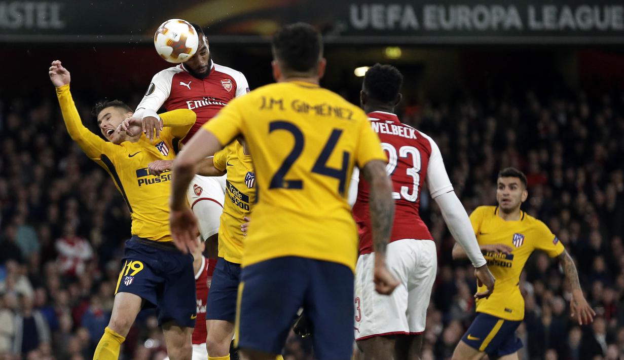 Striker Arsenal, Alexandre Lacazette, mencetak gol ke gawang Atletico Madrid pada laga semifinal Liga Europa di Stadion Emirates, Kamis (26/4/2018). Arsenal ditahan 1-1 oleh Atletico Madrid. (AP/Tim Ireland)