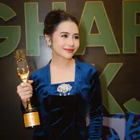 Wajah Prilly pun terlihat cantik dengan pulasan makeup look flawless bernuansa coral yang fresh. [@prillylatuconsina96]