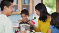 Sempatkan waktu makan bersama keluarga, besar manfaatnya untuk anak hingga dewasa. (Foto: Huffington Post)