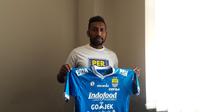 Patrich Wanggai resmi gabung Persib. (Bola.com/Erwin Snaz)