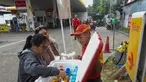 Hal ini lantaran mini market di dalam SPBU swasta tersebut tetap beroperasional, sehingga para pegawai terpaksa harus menawarkan produk lain selain BBM agar tetap produktif. (merdeka.com/Arie Basuki)