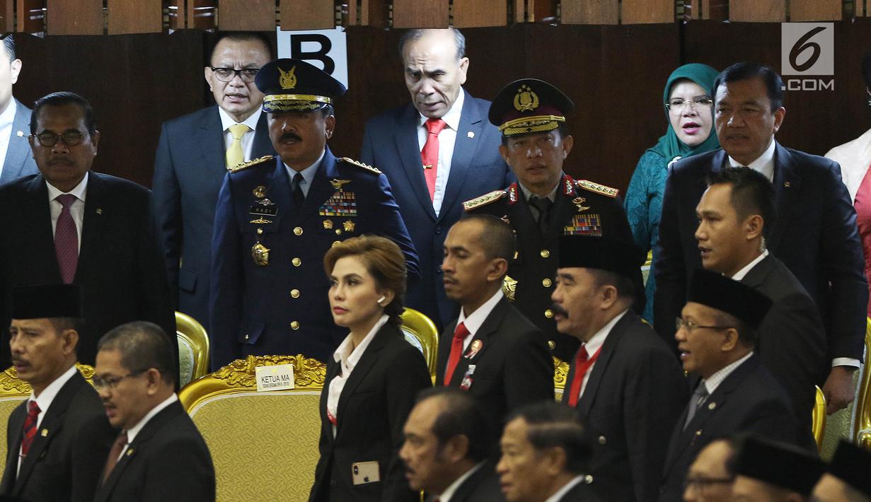 Panglima TNI Marsekal Hadi Tjahjanto dan Kapolri Jenderal Tito Karnavian menghadiri Sidang Tahunan MPR Tahun 2019 di Kompleks Parlemen, Senayan, Jakarta, Jumat (16/8/2019). Sidang tahunan ini dihadiri para tokoh dan pejabat tinggi negara.  (Liputan6.com/ Johan Tallo)