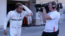 Pembalap Mercedes, Lewis Hamilton usai meraih kemenangan Formula Satu (F1) Grand Pix Jepang di Sirkuit Suzuka, Jepang (7/10). Pembalap Red Bull Racing Max Verstappen meraih posisi ketiga. (AP Photo/Toru Takahashi)