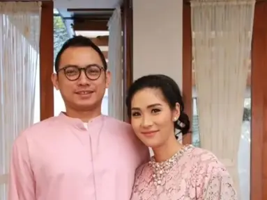 Ini dia sosok Arina Winarto, mantan istri Tiko Aryawardhana, lahir pada 28 April 1978, merupakan putri dari Drs Winarto. Usianya kini telah mencapai 45 tahun. Meski begitu, Arina tak kalah cantik dari calon istri Tiko yang baru, BCL. (Liputan6.com/Tiktok/@lastridyudhevi_93)