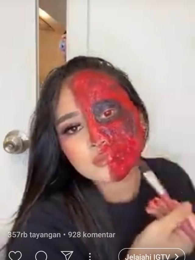 Mutia Ayu pamer riasan wajah seram (https://www.instagram.com/p/CBQGGppHn5t/)