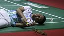 Ganda putra Indonesia, Fajar Alfian, terjatuh saat berusaha mengembalikan kok ganda China, Huang Kai Xiang/Liu Cheng, pada Blibli Indonesia Open 2019 di Istora Senayan, Jakarta, Rabu (17/7). Fajar/Rian menang 18-21, 21-14, 21-16. (Bola.com/Yoppy Renato)