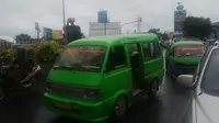 BBM turun, angkot di Bogor enggan turunkan tarif. (Liputan6.com/Bima Firmansyah)