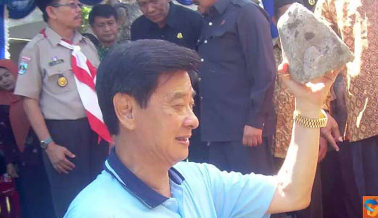Citizen6, Ponorogo: Ridwan S Hardjono melakukan peletakan batu pertama pembangunan balai pengobatan. (Pengirim: Aprilia)