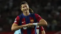 Robert Lewandowski, striker Barcelona tersenyum usai mencetak gol ke gawang Atnwerp pada penyisihan grup H Liga Champions (AFP)