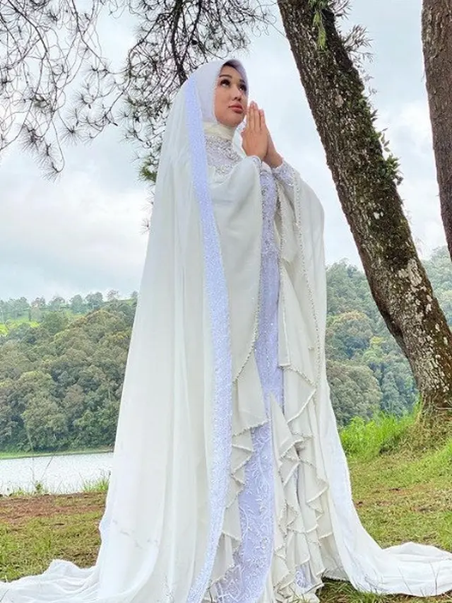 7 Potret Lucinta Luna saat Pakai Hijab, Rilis Lagu Religi Sambut Ramadan 2021