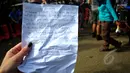 Selembar kertas berisi tulisan tangan Angela (kekasih terpidana mati Raheem Agbaje Salami) diperlihatkan kepada wartawan yang meliput persiapan eksekusi di sekitar Dermaga Wijayapura, Cilacap, Jateng, Selasa (28/4/2015). (Liputan6.com/Yoppy Renato)