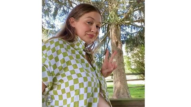 6 Potret Gigi Hadid Pamer Baby Bump saat Live Instagram, Curi Perhatian