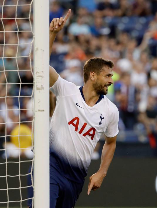 Penyerang Tottenham, Fernando Llorente berselebrasi usai mencetak gol ke gawang AS Roma pada pertandingan International Champions Cup di San Diego (25/7). Llorente mencetak dua gol dan mengantar tottenham menang 4-1 atas Roma. (AP Photo/Gregory Bull)