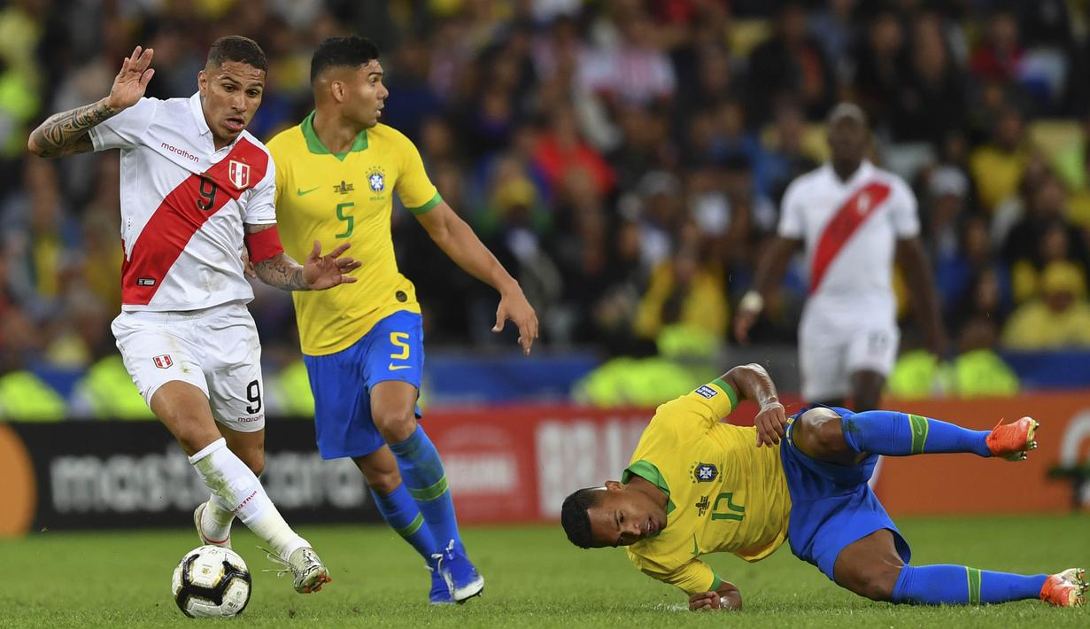 Bek Brasil, Alex Sandro, dijatuhkan striker Peru, Paolo Guerrero, pada laga final Copa America 2019 di Stadion Maracana, Rio de Janeiro, Minggu (7/7). Brasil menang 3-1 atas Peru. (AFP/Pedro Ugarte)