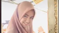 Tampil Modis dan Murah Senyum, Penjual Gorengan di Yogyakarta Viral