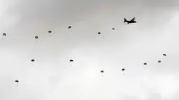 Tentara udara melompat dari pesawat kargo C-130 Hercules pada latihan tahunan Han Kuang di sebuah pangkalan udara di Taichung, Kamis (7/6). Latihan militer tahunan terbesar ini digelar di tengah kian agresifnya China terhadap Taiwan. (AP/Chiang Ying-ying)