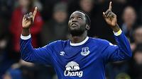 Striker Everton, Romelu Lukaku, merayakan gol yang dicetaknya ke gawang Bournemouth pada laga Premier League di Stadion Goodison Park, Liverpool, Sabtu (4/2/2017). (AFP/Oli Scarff)