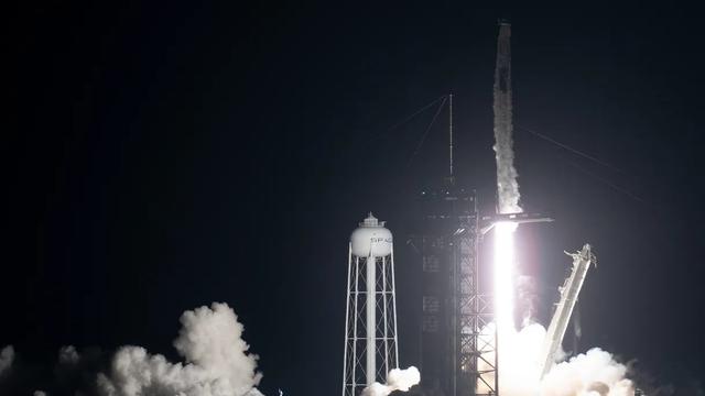Roket Falcon 9 SpaceX meluncurkan empat astronaut dari Bumi ke ISS