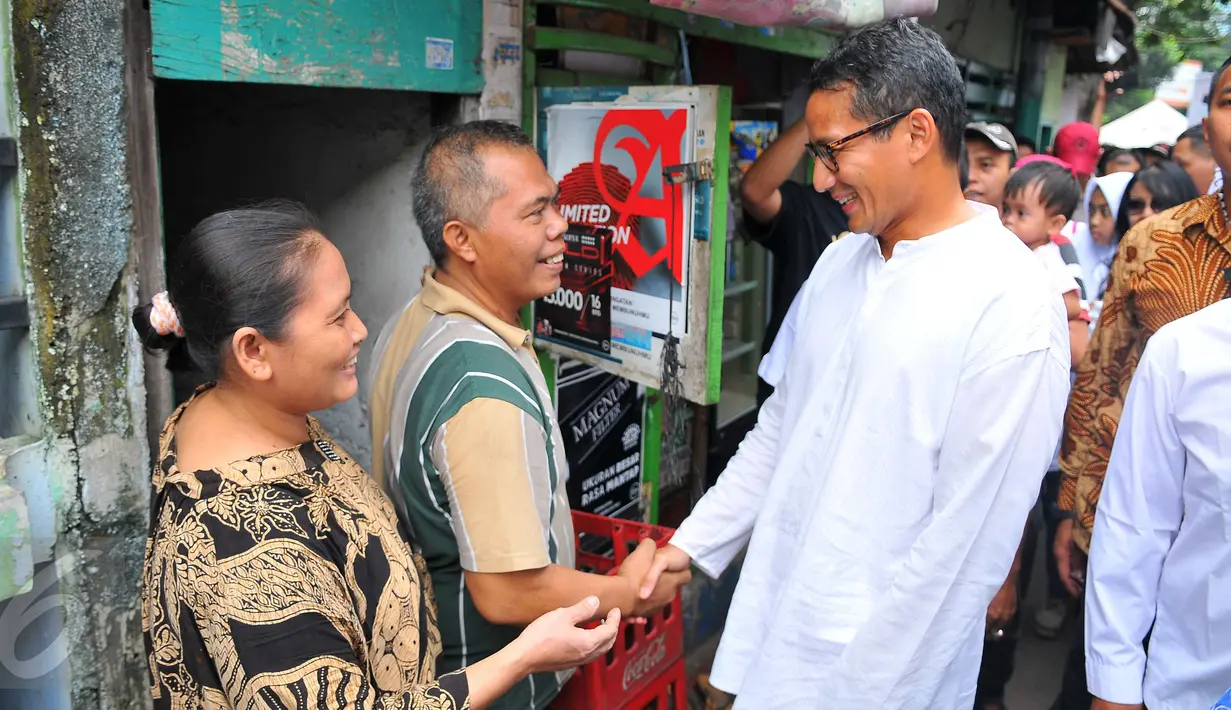 Cawagub DKI Jakarta, Sandiaga Uno bersalaman dengan warga saat mengunjungi kawasan Tendean, Jakarta, Sabtu (5/11). Dalam kampanyenya di kawasan itu, Sandiaga berjanji akan memberdayakan ibu-ibu melalui pembukaan lapangan kerja. (Liputan6.com/Angga Yuniar)