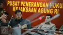 Wakil Ketua Tim Pakem Kejagung, Adi Toegarisman (tengah) menggelar rapat di Kejagung, Jakarta, Kamis (21/1). Dalam rapat itu diputuskan Tim Pakem Pusat mendorong MUI segera menerbitkan Fatwa terkait Gafatar yang menyimpang. (Liputan6.com/Faizal Fanani)