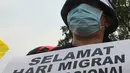 Massa dari berbagai elemen berunjuk rasa memperingati Hari Buruh Migran Internasional 2018 di depan Istana Merdeka, Jakarta (18/12). Mereka meminta pemerintah untuk memberikan jaminan lapangan pekerjaan dengan upah minimum. (Merdeka.com/Imam Buhori)