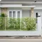 9 Desain Pagar Besi dengan Jalur Khusus untuk Tanaman Merambat, Bikin Rumah Sejuk