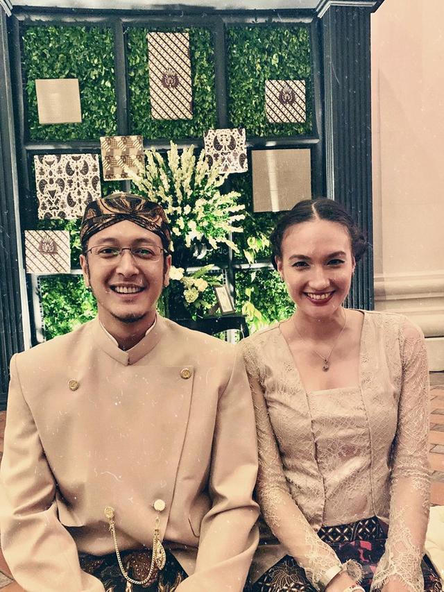 Enggak Menyangka, 6 Seleb Ini Menikah dengan Fans Sendiri