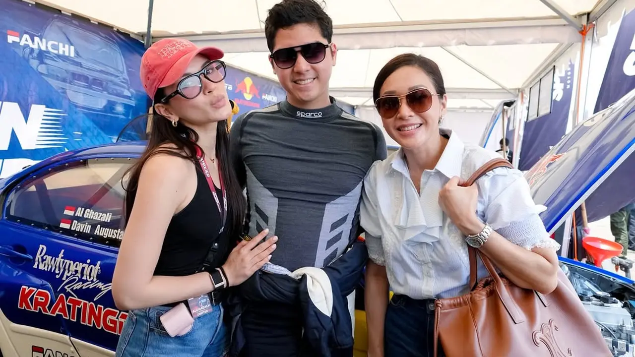 Gaya Serasi Alyssa Daguise dan Sang Mertua Maia Estianty Pakai Denim, Kompak Dukung Al Ghazali di Arena Balap