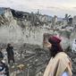 Warga melihat reruntuhan akibat gempa Afghanistan. (Bakhtar News Agency/AP)