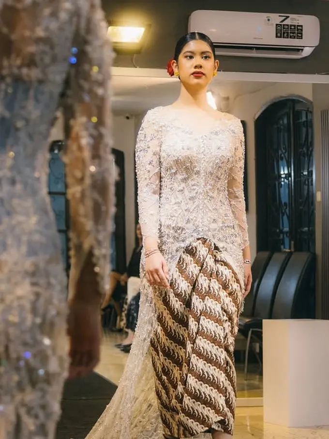Gaya Anggun Almira Putri AHY dan Annisa Pohan Dibalut Kebaya saat Graduations Sekolah Modelling