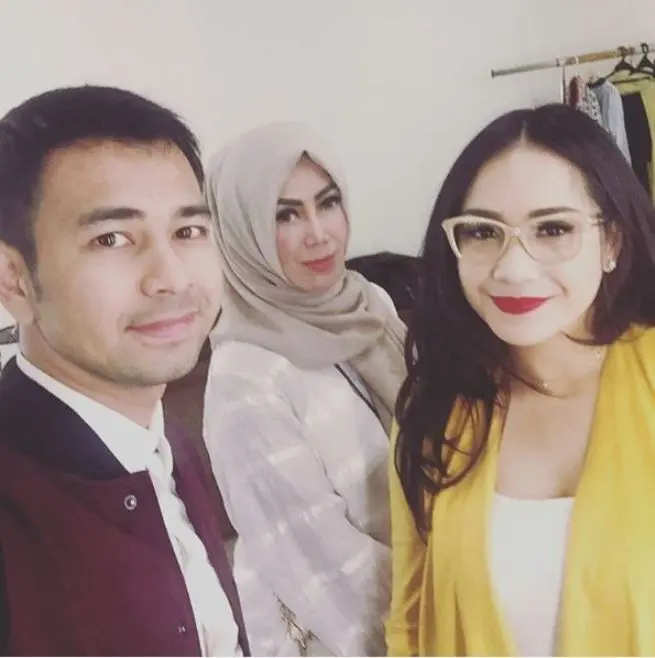 Raffi Ahmad saat bersama Nagita Slavina dan ibundanya, Amy Qanita. (Instagram - @raffinagita1717)