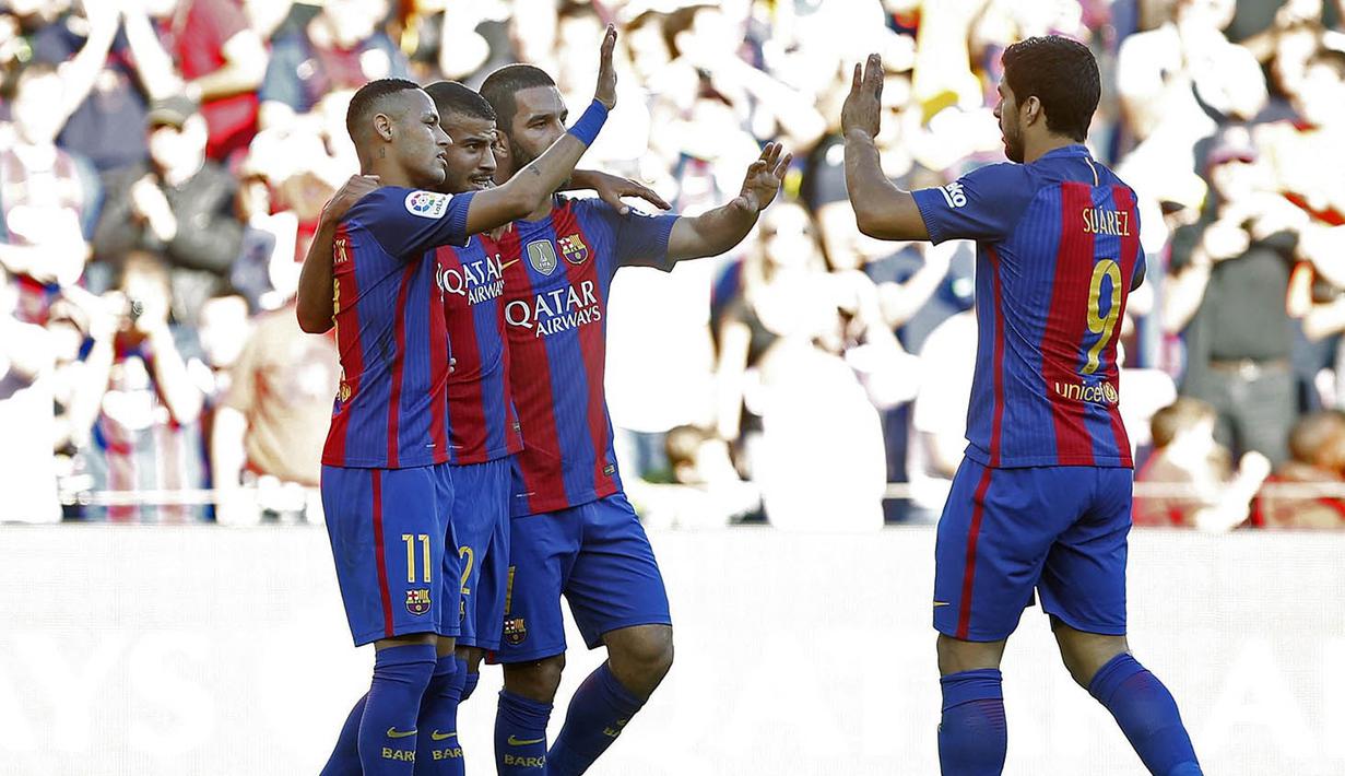 Para pemain Barcelona merayakan gol yang dicetak Rafinha ke gawang Deportivo pada laga La Liga di Stadion Nou Camp, Barcelona, Sabtu (15/10/2016). Barcelona menang 4-0 atas Deportivo. (EPA/Andreu Dalmau)