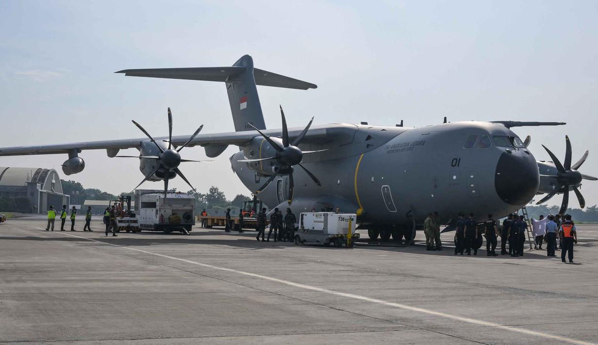 Beberapa personel Tentara Nasional Indonesia (TNI) Angkatan Udara (AU) bersiap melakukan upacara serah terima satu dari dua pesawat angkut militer Airbus A-400M dari Presiden RI Prabowo Subianto di Pangkalan Udara Halim Perdanakusuma, Jakarta, pada Senin 3 November 2025. (BAY ISMOYO/AFP)