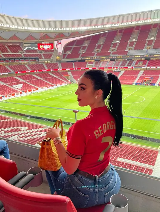 Wags cantik Manchester United ini memang sukses bikin para penggemar Setan Merah terpesona. Jersey timnas Portugal yang dikenakannya kian membuat Georgina tampak elegan. Tak heran, foto Georgina banjir like dan komentar dari netizen yang terpesona dengan kecantikan kekasih Cristiano Ronaldo. (Liputan6.com/IG/@georginagio)