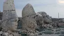 Foto pada 14 Juni 2020 ini menunjukkan patung-patung di situs pemakaman yang berada di puncak Gunung Nemrut, Turki. Gunung Nemrut yang terdaftar sebagai Situs Warisan Dunia UNESCO pada 1987 ini terkenal karena reruntuhan situs pemakaman di bagian puncaknya. (Xinhua/Mustafa Kaya)